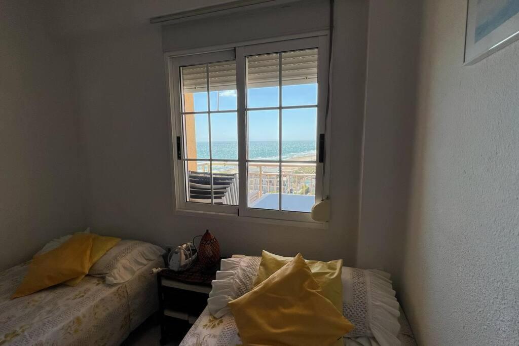 Apartamento Con Acceso Directo A La Playa Apartment Valencia Bagian luar foto